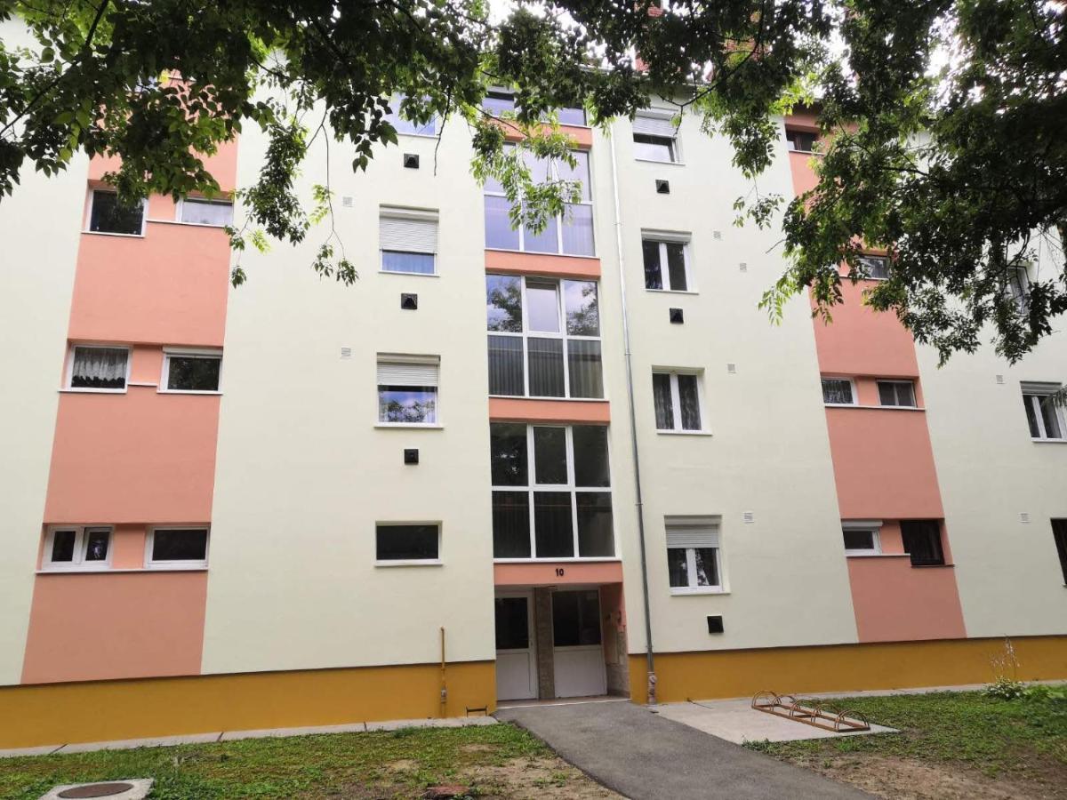 Newisland Family Apartman Sarvar Luaran gambar