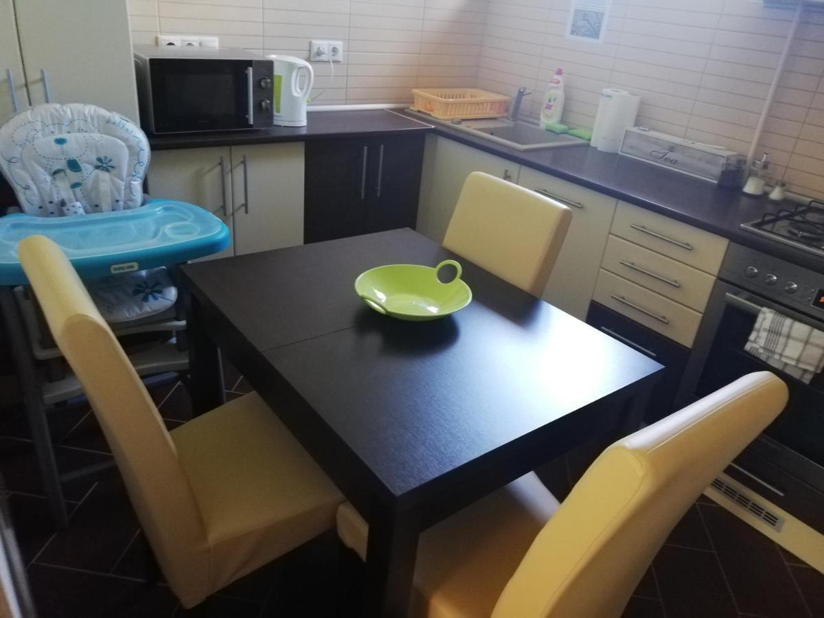 Newisland Family Apartman Sarvar Luaran gambar